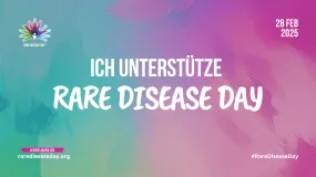 Das Bild zeigt eine bunte Grafik mit einem Farbverlauf von Türkis nach Lila im Hintergrund. Oben links ist das Logo des Rare Disease Day zu sehen, das drei stilisierte Handabdrücke in den Farben Grün, Pink und Blau zeigt. In der Mitte der Handabdrücke formt sich ein kleiner stilisierter Mensch in Weiß. Rechts oben steht in weißer Schrift „28 FEB 2025“. Zentral im Bild steht in weißer Schrift „ICH UNTERSTÜTZE“ und darunter „RARE DISEASE DAY“ in einer handschriftlichen Schriftart. Unten links befindet sich der Text „LEARN MORE ON rarediseaseday.org“ in Pink und Weiß. Unten rechts ist der Hashtag „#RareDiseaseDay“ in Weiß abgebildet.