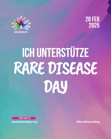 Das Bild zeigt eine bunte Grafik mit einem Farbverlauf von Türkis nach Lila im Hintergrund. Oben links ist das Logo des Rare Disease Day zu sehen, das drei stilisierte Handabdrücke in den Farben Grün, Pink und Blau zeigt. In der Mitte der Handabdrücke formt sich ein kleiner stilisierter Mensch in Weiß. Rechts oben steht in weißer Schrift „28 FEB 2025“. Zentral im Bild steht in weißer Schrift „ICH UNTERSTÜTZE“ und darunter „RARE DISEASE DAY“ in einer handschriftlichen Schriftart. Unten links befindet sich der Text „LEARN MORE ON rarediseaseday.org“ in Pink und Weiß. Unten rechts ist der Hashtag „#RareDiseaseDay“ in Weiß abgebildet.