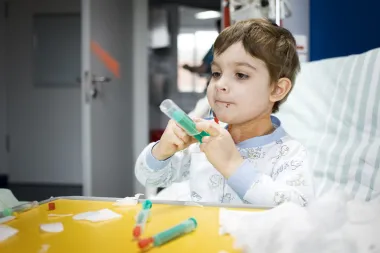 Kleiner Junge im Krankenhausbett erhält Medikation