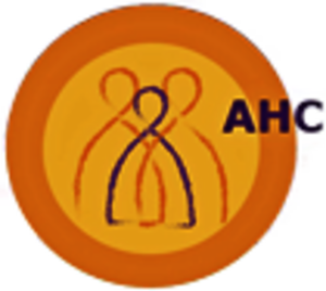 Logo AHC-Deutschland e.V. Orangenfarbener Kreis mit stilisierten, ineinander verschlungenen Figuren in Orange und Blau, daneben der Text 'AHC'.