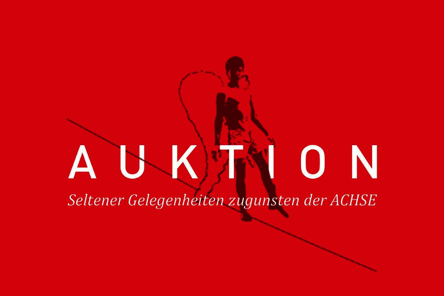 Roter Hintergrund mit dem Text 'AUKTION' in großen, weißen Buchstaben. Darunter steht in kleineren Buchstaben 'Seltener Gelegenheiten zugunsten der ACHSE'. Im Hintergrund ist ein stilisierter Engel zu sehen, der auf einem Seil balanciert.