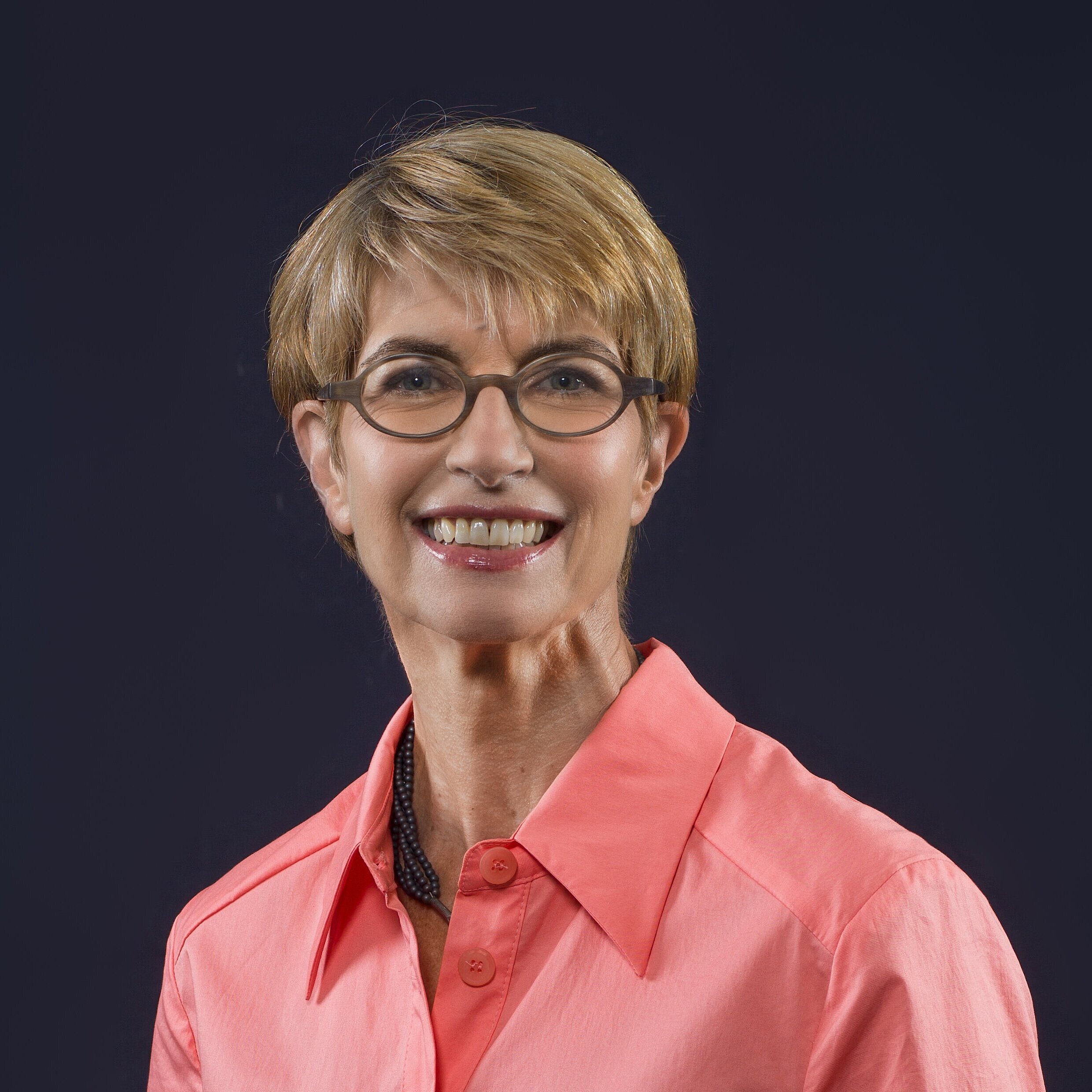 Dr. Christine Mundlos Dr. Christine Mundlos