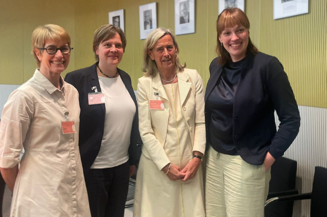 v.l.n.r.: Dr. med. Christine Mundlos (ACHSE), PD Dr. Anne Regierer (DFRZ), Prof. Dr. Annette Grüters-Kieslich (ELHK-Stiftung), Nora Seitz (MdB) Vier Frauen stehen nebeneinander in einem Raum mit hellen Wänden und mehreren gerahmten Bildern an der Wand