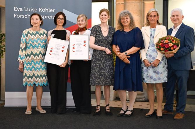 v.l.n.r.: Eva Luise Köhler, Dr. Archangela Iuso, Dr. Lucia Laugwitz, Dr. Ulrike Köhler, Geske Wehr, Prof. Dr. Annette Grüters-Kieslich, Michael Scholz Sechs Personen stehen nebeneinander, zwei halten Urkunden, eine Person rechts hält einen Blumenstrauß, alle tragen festliche Kleidung.