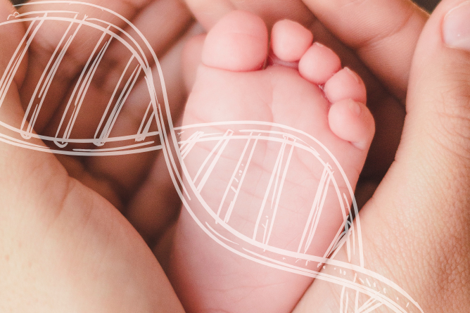 Veranstaltung der ACHSE zum Neugeborenenscreening Nahaufnahme von Babyfüßen, überlagert mit einer schematischen DNA-Doppelhelix