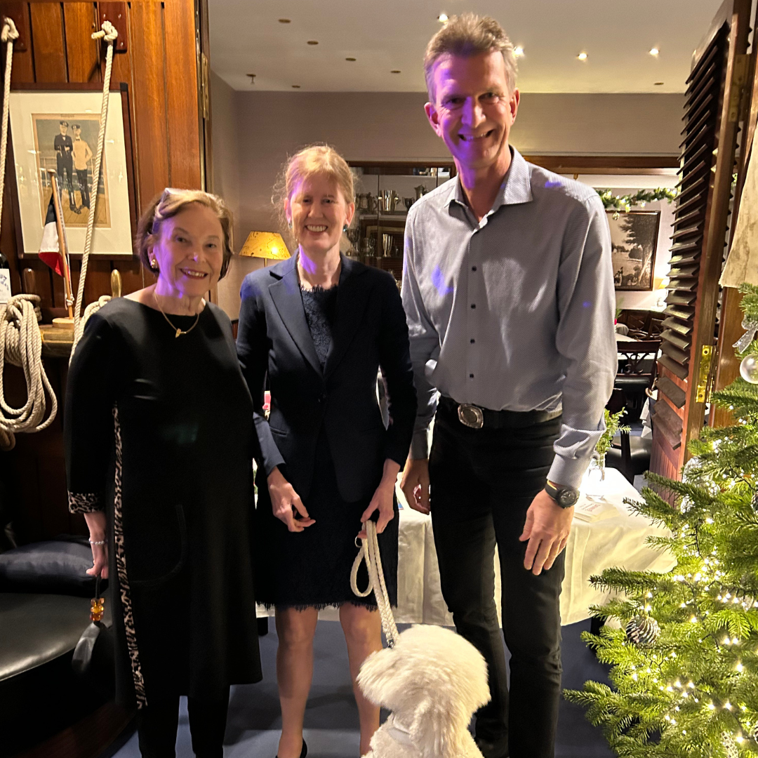 Eva Luise Köhler, Dr. Ulrike Köhler, Prof. Michael Groß und Fanny.